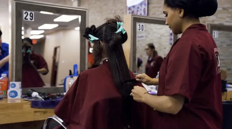 Corte de pelo largo en capas para mujeres realizado por estudiante de la escuela de barbería de Nueva York