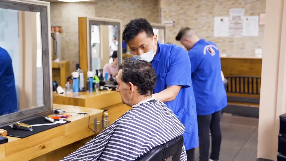 Clases de la tarde del programa de actualización de barberos de Nueva York