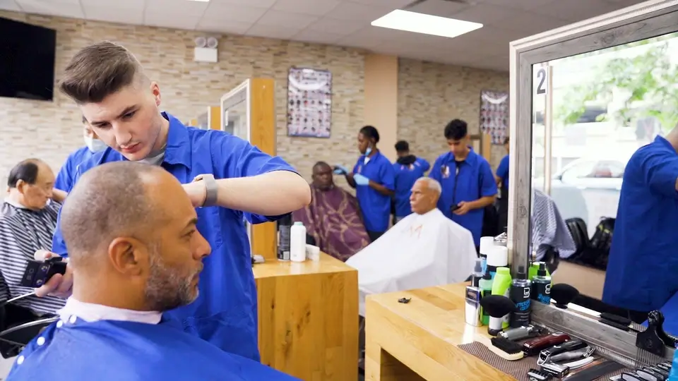 Clases matutinas del programa de actualización de barberos de Nueva York