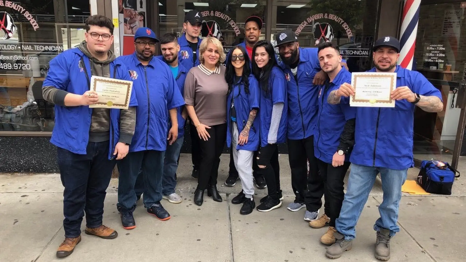 Caras Felices y Historias de Éxito de Nuestros Estudiantes y Exalumnos Tras Graduarse de la Escuela de Barbería y Belleza Tribeca de Nueva York